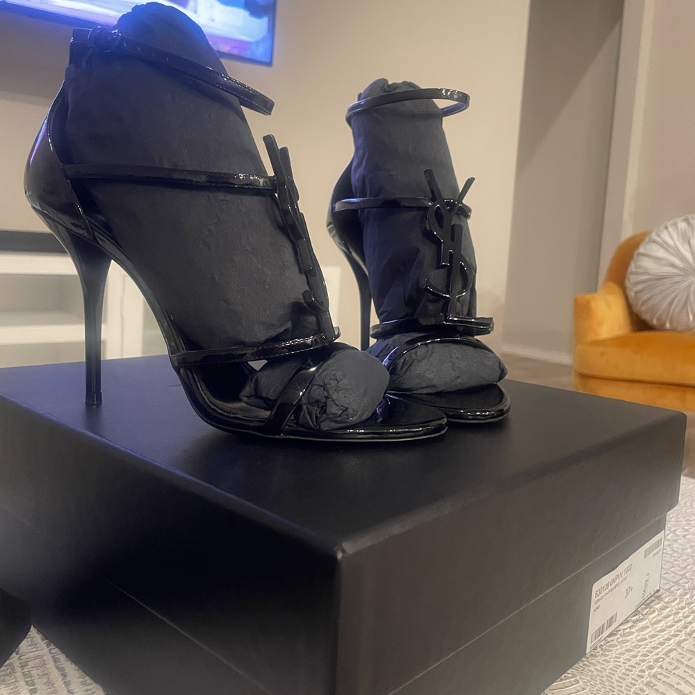 YVES SAINT LAURENT YSL CASSANDRA 100 SIZE 37 1/2 USA 7 1/2 PATENT LEATHER